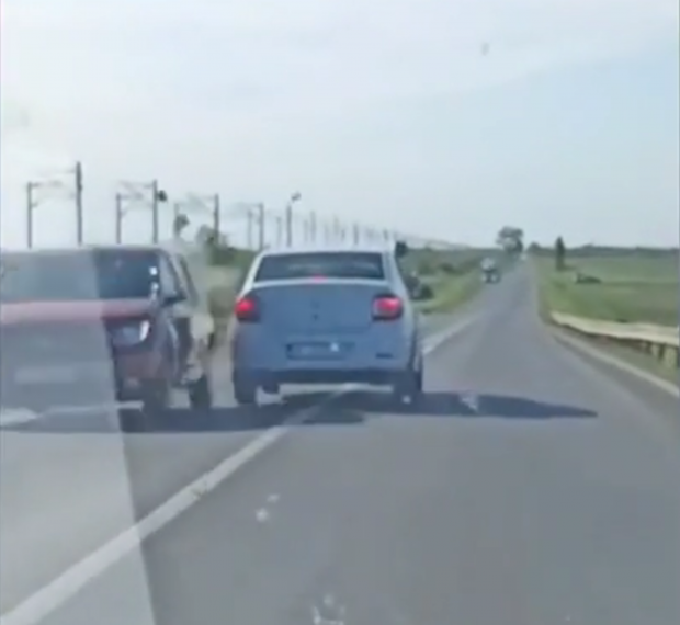 Un șofer de Logan din Galați a intrat pe contrasens fără motiv și a fost la un pas de tragedie, distrugând oglinda unei alte mașini