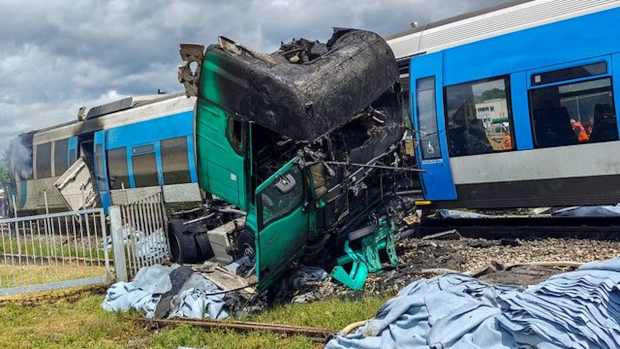 Tren și camion cuprinse de flăcări după un impact devastator în Austria. Mai mulți răniți