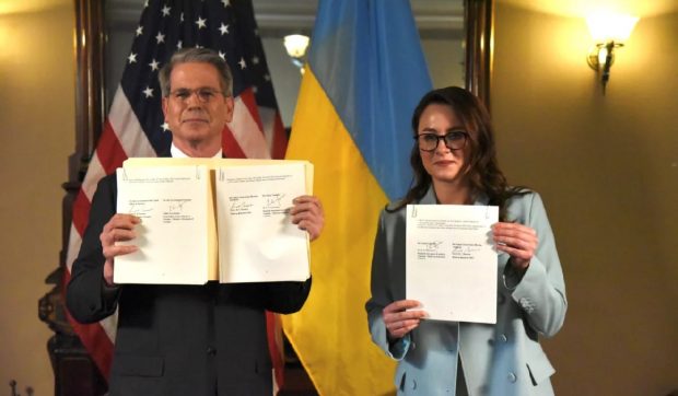Ucraina și SUA au semnat acordul mineralelor. Donald Trump: „Ne garantează banii”