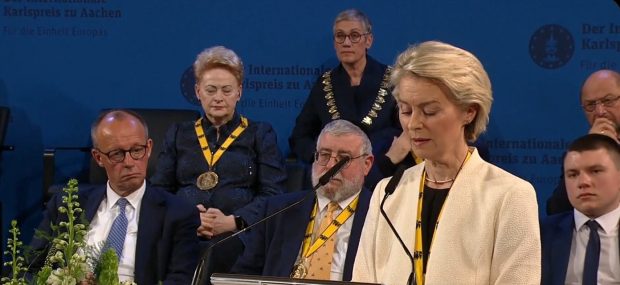 Ursula von der Leyen primeşte Premiul Charlemagne şi îndeamnă la o „Pax Europaea”: „Regimurile autoritare sunt pregătite să ne exploateze”