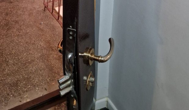 Mascații din Călărași au spart ușa greșită și au intrat peste o familie îngrozită și nevinovată, într-un apartament. Ce spune Poliția