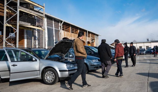 Patru bărbaţi din Craiova, condamnaţi în SUA după ce au vândut maşini cu kilometrajul modificat