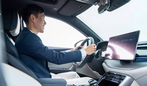 Vânzările de mașini electrice au crescut în aprilie 2025, în ciuda tensiunilor globale – Europa și China domină piața
