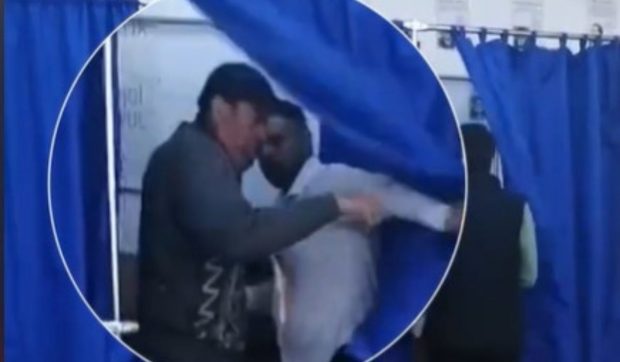 Viceprimarul PSD dintr-o comună din județul Olt, surprins intrând în cabina de vot cu mai mulți alegători