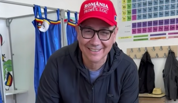 Victor Ponta, la secția de votare, cu șapca roșie pe cap în stilul Donald Trump: „Am votat să punem România pe primul loc”
