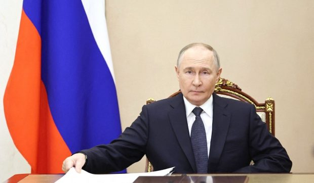 Vladimir Putin a pus patru cruci în loc de patru diamante pe noua stemă a Kremlinului