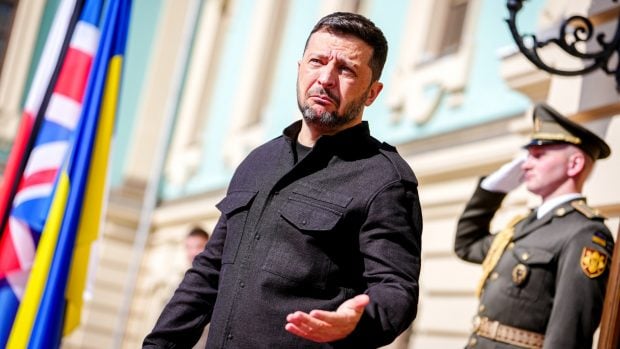 Donald Trump spune că Rusia şi Ucraina sunt de acord cu negocieri imediate pentru încetarea focului, dar Kremlinul nu dă niciun termen
