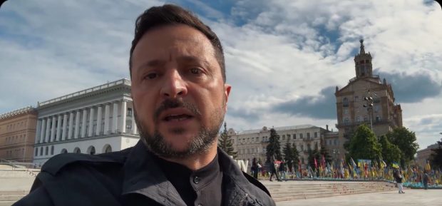 Volodimir Zelenski se plimbă pe jos prin Kiev de Ziua Victoriei și ridiculizează defilarea militară a lui Putin: „Va fi o paradă a cinismului”