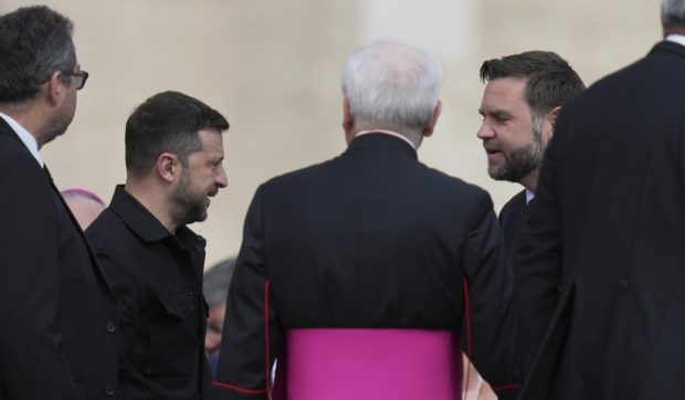 Gestul făcut de J.D. Vance și Volodimir Zelenski la prima întâlnire după cearta pe care au avut-o în Biroul Oval