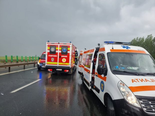 Accident cu 11 persoane implicate în județul Arad. Un bărbat a fost transportat la spital