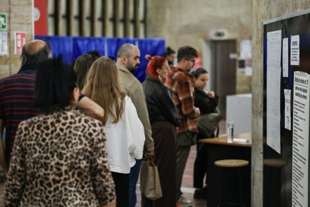 Turiștii au lăsat două secții din Sinaia fără buletine de vot
