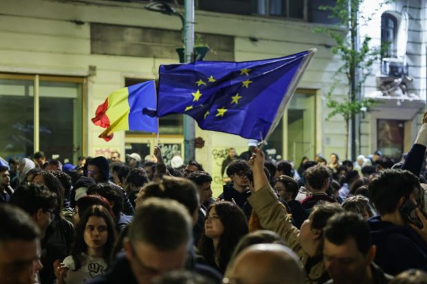 Apel pe TikTok la „o nouă revoluţie” în București, rezerviştii şi foştii condamnaţi la închisoare să intre cu forţa în clădirea Guvernului. Poliția a intervenit