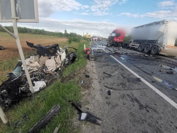 Accident grav la Craiova. Două persoane au murit și una a fost rănită după ce o maşină a lovit o betonieră