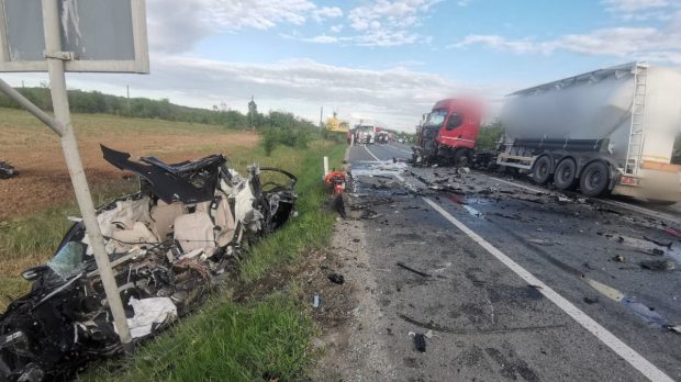 Accident grav la Craiova. Două persoane au murit și una a fost rănită după ce o maşină a lovit o betonieră
