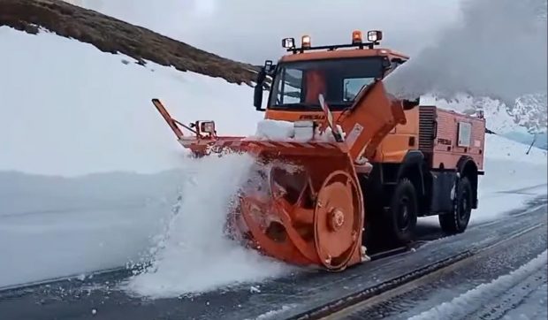 Zăpadă de peste un metru pe Transalpina, unde a nins viscolit în ultimele zile. Când se va putea circula din nou | VIDEO
