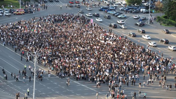 Miting de solidaritate cu femeile victime ale abuzului, în faţa Guvernului, după uciderea Teodorei Marcu. Peste 3.000 de persoane la protest