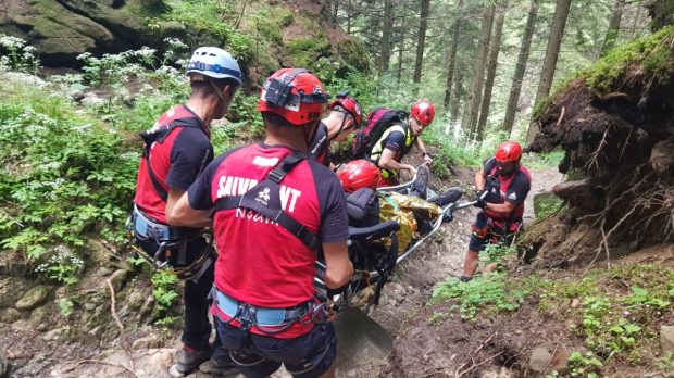 Peste 100 de persoane au fost salvate de pe munte într-o singură zi. 25 de oameni au fost transportați la spital