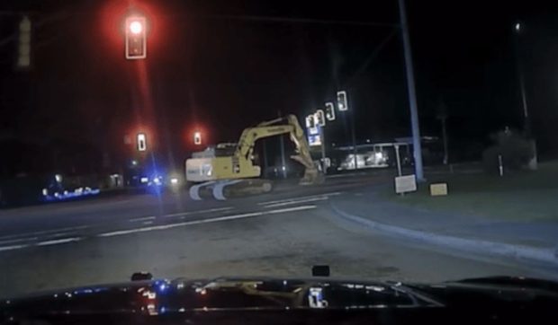 Un bărbat a „fugit” de poliție la volanul unui excavator care mergea cu 4,8km/h: ce au făcut oamenii legii când l-au văzut | VIDEO