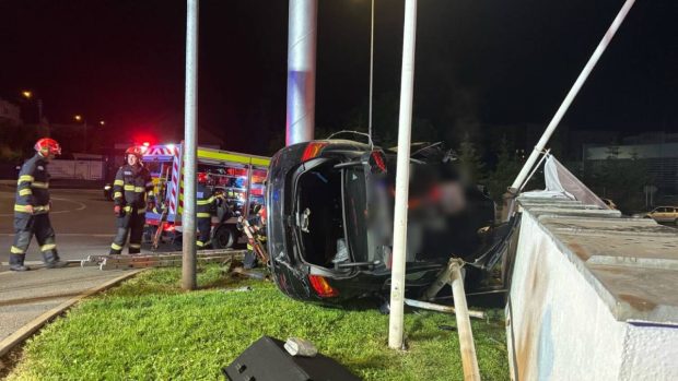 Un șofer cu permisul suspendat din cauza alcoolului a murit în Cluj, după ce a intrat cu mașina în zidul unei benzinării