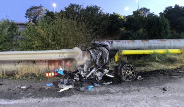 Doi tineri au murit carbonizați în mașină, după ce au fugit de polițiști și s-au izbit de o conductă de termoficare din Râmnicu Vâlcea | VIDEO
