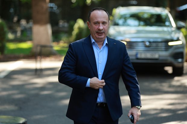 Guvernul Bolojan a eliminat impozitul pe cifra de afaceri a multinaționalelor: „Au ales să taxeze săracii și să scutească bogații”, acuză PSD