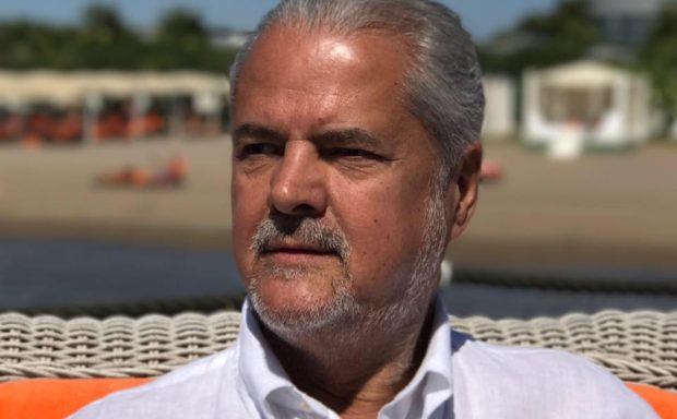 Imagine Stire Imagine rară cu Adrian Năstase și familia sa. A împlinit 75 de ani și a apărut alături de soția Dana, băieții Mihnea și Andrei și soțiile lor | 2review.ro