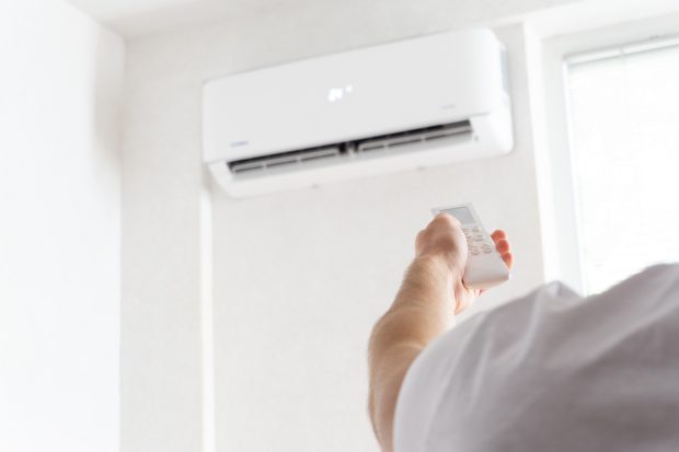 Aparatul din sufragerie care consumă de două ori mai mult curent decât aerul condiționat