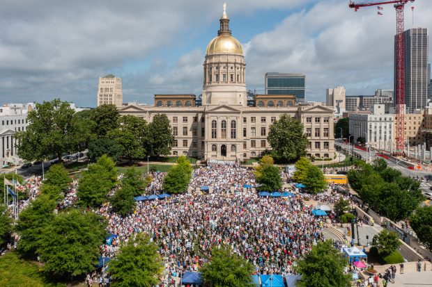 LIVE TEXT „Fără regi în America”: cel mai mare protest împotriva lui Trump chiar în ziua paradei militare. Tensiuni la cote ridicate între cele două tabere