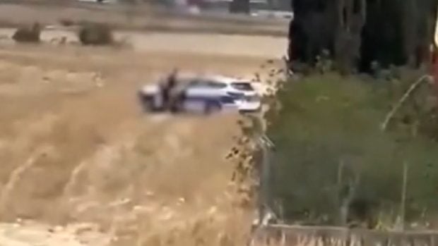 Cum au fost filmați doi polițiști lângă mașina de patrulare, în timpul serviciului, pe un câmp din Cipru: „Scandalul anului”