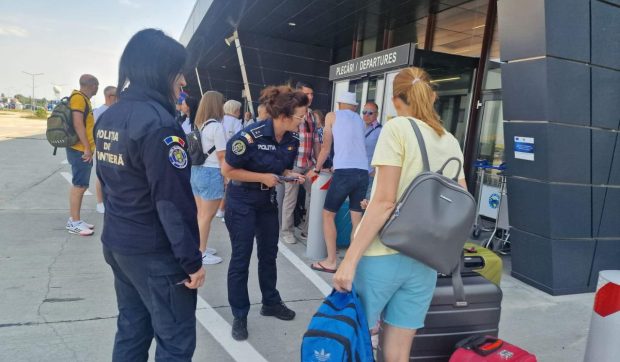 Poliția din Oradea a „descins” în aeroport cu avertismente pentru călătorii care pleacă în vacanță