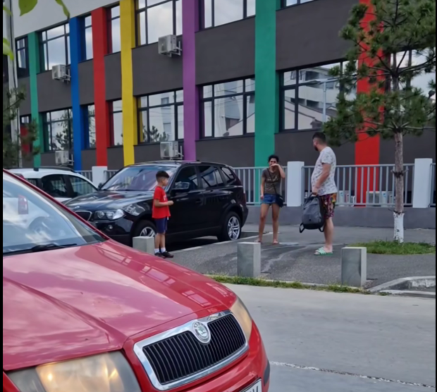 Femeie lovită și smucită de soț, pe stradă, în fața copilului: „Mi-a spus să nu sun la poliție și mi-a lăsat numărul ei”