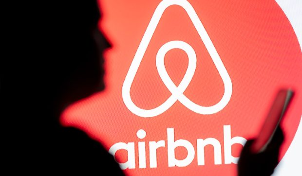 Economia digitală paralelă: Nimeni nu știe cât câștigă Google, Facebook, Uber sau Airbnb din România