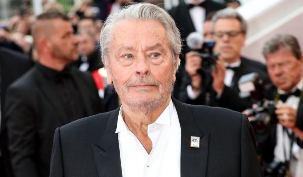 Fiul lui Alain Delon își acuză tatăl de abuzuri repetate asupra mamei și altor femei: „Avea urmele amprentelor lui pe față” I VIDEO   