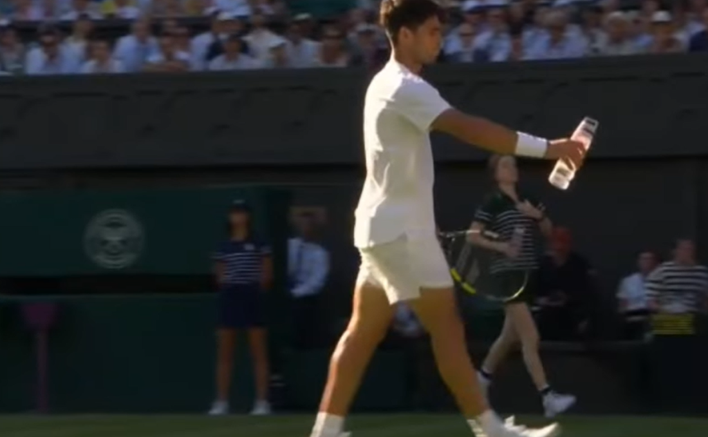 Carlos Alcaraz a întrerupt meciul împotriva lui Fabio Fognini, de la Wimbledon, pentru a-i da apă unui fan căruia i s-a făcut rău din cauza căldurii