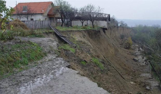 Pericol în Breaza, după o alunecare de teren de 5.000 mp. Un magazin și șase case riscă să fie avariate