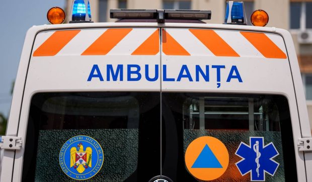 O fetiță de doi ani a murit după ce a căzut de la etaj într-un bloc din sectorul 1. Medicii au făcut tot posibilul să o salveze