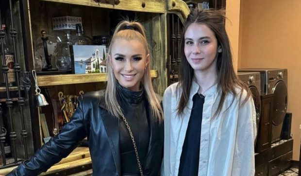 Imagine Stire Cât costă un tablou făcut de fata cea mare a Anamariei Prodan: „Vinde tot”. Rebecca a venit din America alături de iubitul ei | 2review.ro