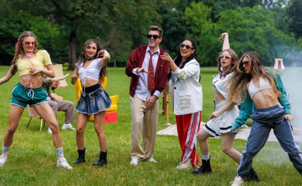 Culoare, Energie și Vibe de Vară pe YouTube - Cadre Pline de Nostalgie Retro-Pop