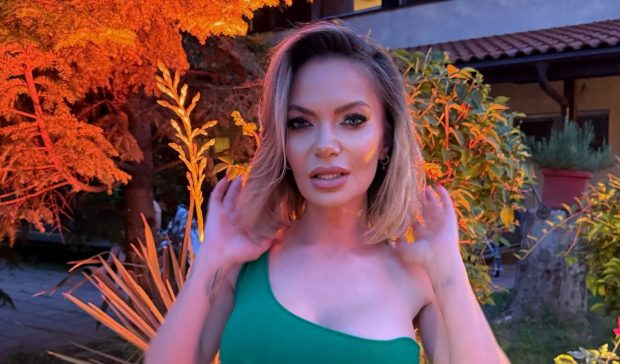 Imagine Stire Cine este bărbatul alături de care Andreea Antonescu a apărut pe plaja din California. Artista a făcut senzație în costum de baie | 2review.ro