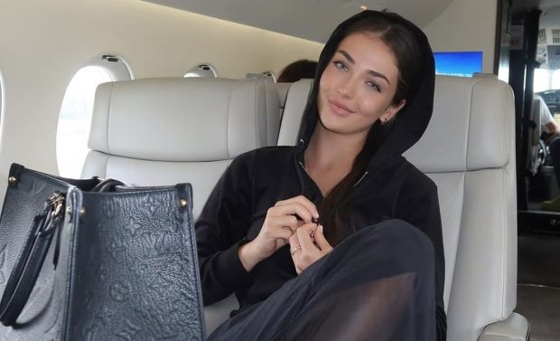 Andreea Bostănică a primit cadou un bolid de lux în valoare de 300.000 de euro. Imagini cu influencerița și bijuteria pe patru roți