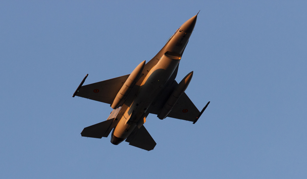 Avioane supersonice F-16 Fighting Falcon vor zbura la înălțimi mici în România. Ce măsuri ia Ministerul Apărării