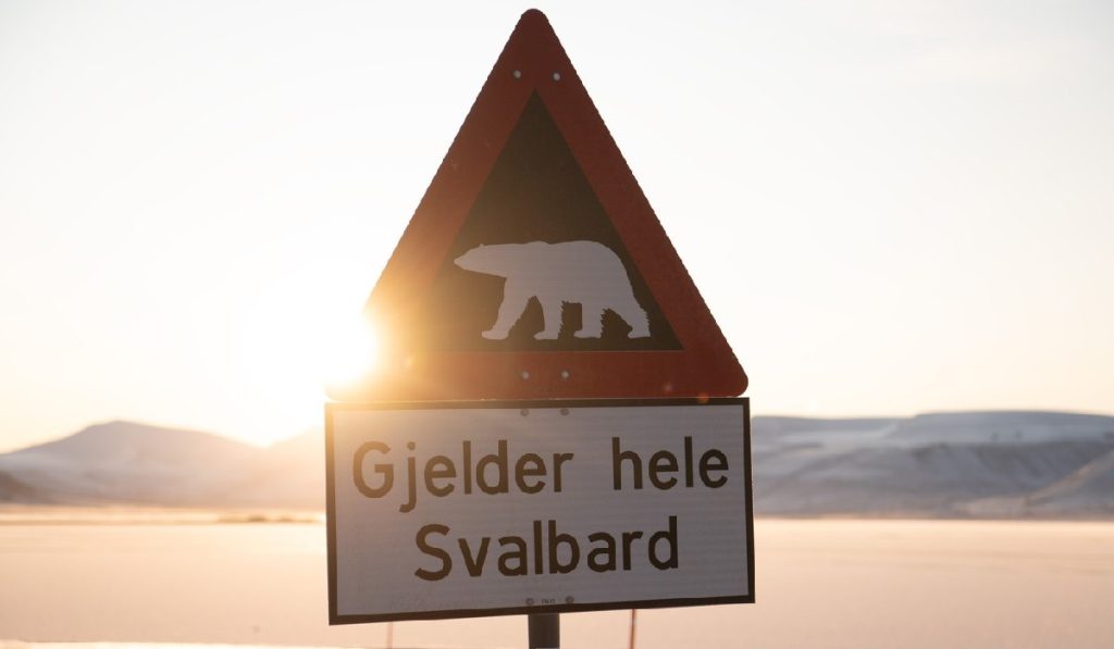 
24 septembrie 2023, Norvegia, Longyearbyen: Un panou cu inscripția 