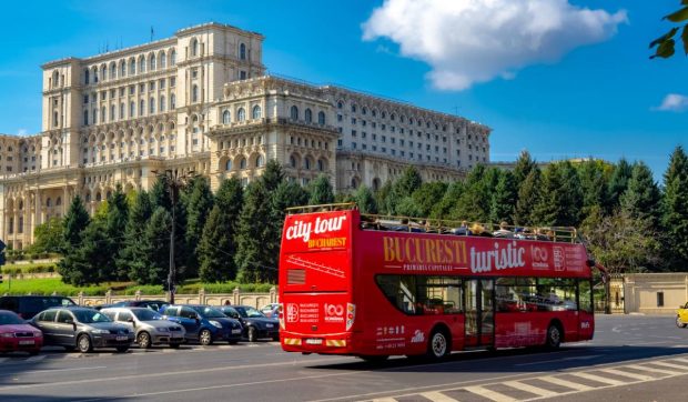 Autobuzele turistice supraetajate din București produc un prejudiciu semnificativ