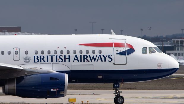Însoțitor de zbor, găsit dansând dezbrăcat în toaleta de la clasa business, în timpul unui zbor British Airways