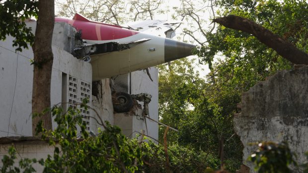 Detaliile cruciale observate de un expert în aviație la avionul prăbușit în India: „Asta putea provoca catastrofa”