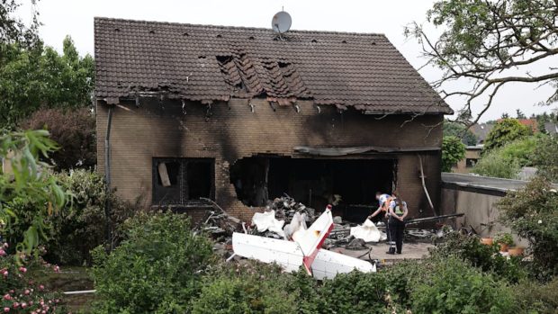 O pensionară de 71 de ani care pilota un avion s-a prăbușit cu acesta într-o casă din Germania. Doi oameni au murit
