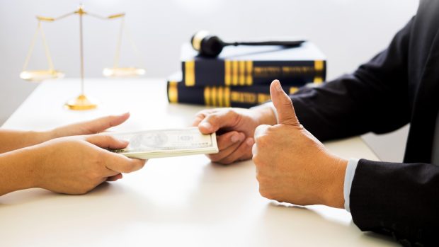 Avocat din Galați, prins când lua șpagă 7.000 de euro ca să rezolve o „afacere” cu un polițist
