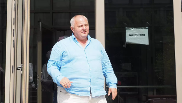 Cine este Avram Marius Gal, afaceristul care l-a așteptat pe omul lui Trump la Otopeni: a inventat „burgerii de aur” și a fost acuzat că a făcut sute de mii de euro mințind că livrează materiale COVID