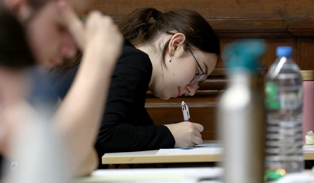 BAC 2025: Ai sau nu voie cu telefonul în sala de examen. Clarificările Ministerului Educației