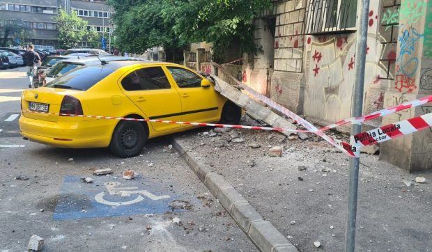 O mașină a fost distrusă în sectorul 1, după ce bucăți dintr-un bloc cu risc seismic au căzut peste ea
